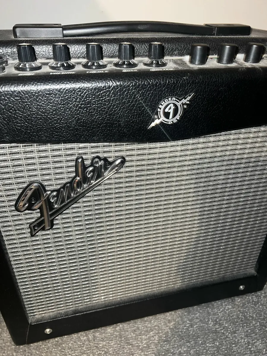 Fender Mustang I V2 Amp - Image 1