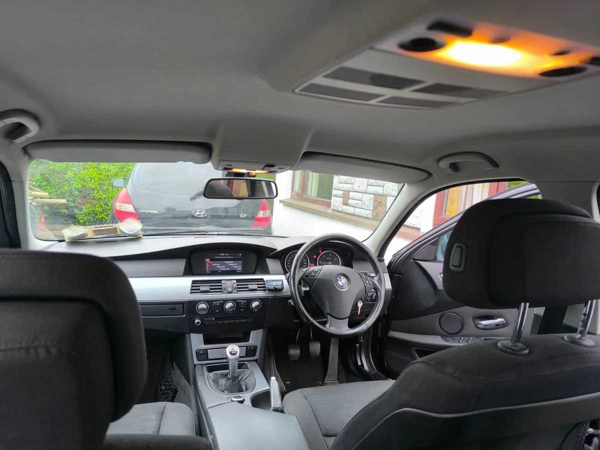 BMW 5-Series 2009 - Image 2