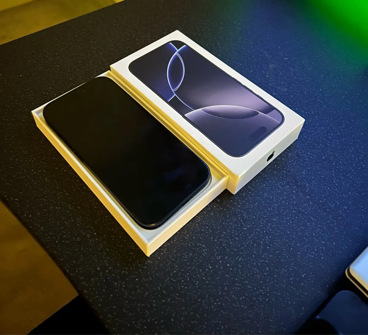 iPhone 16 Pro - Image 2