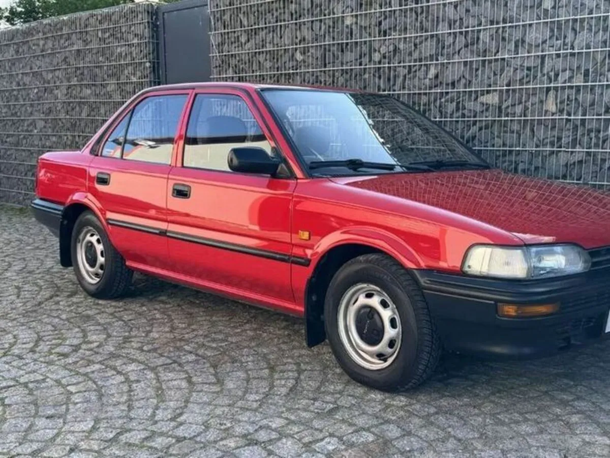 Set of 4 x Genuine Toyota Corolla E9 Wheel Caps - Image 1