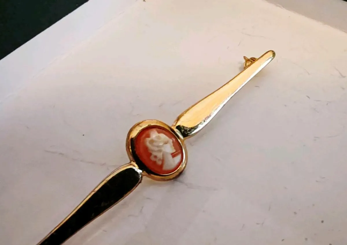 Vintage gold Cameo brooch - Image 2