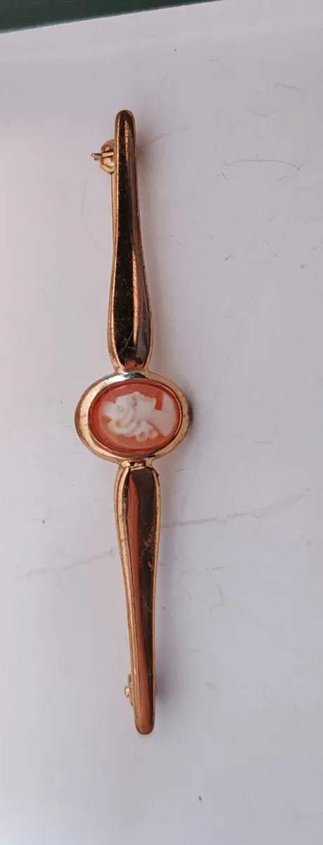 Vintage gold Cameo brooch - Image 1