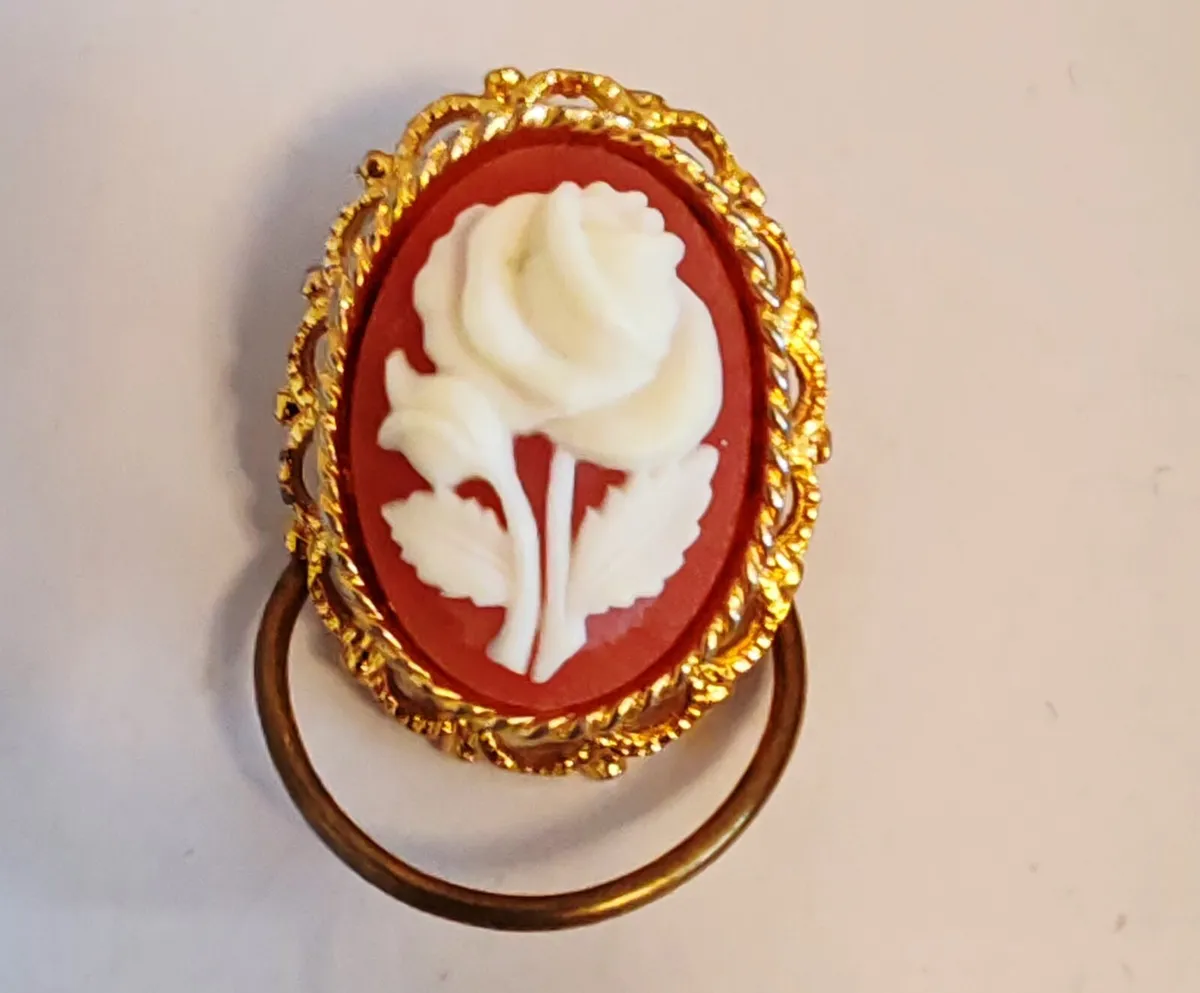 Vintage Cameo scarf clip - Image 1