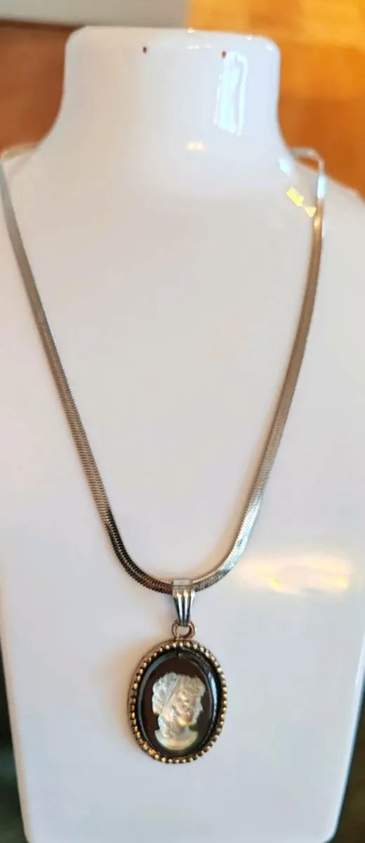 Silvertone Cameo pendant - Image 2