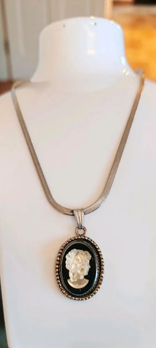Silvertone Cameo pendant - Image 1