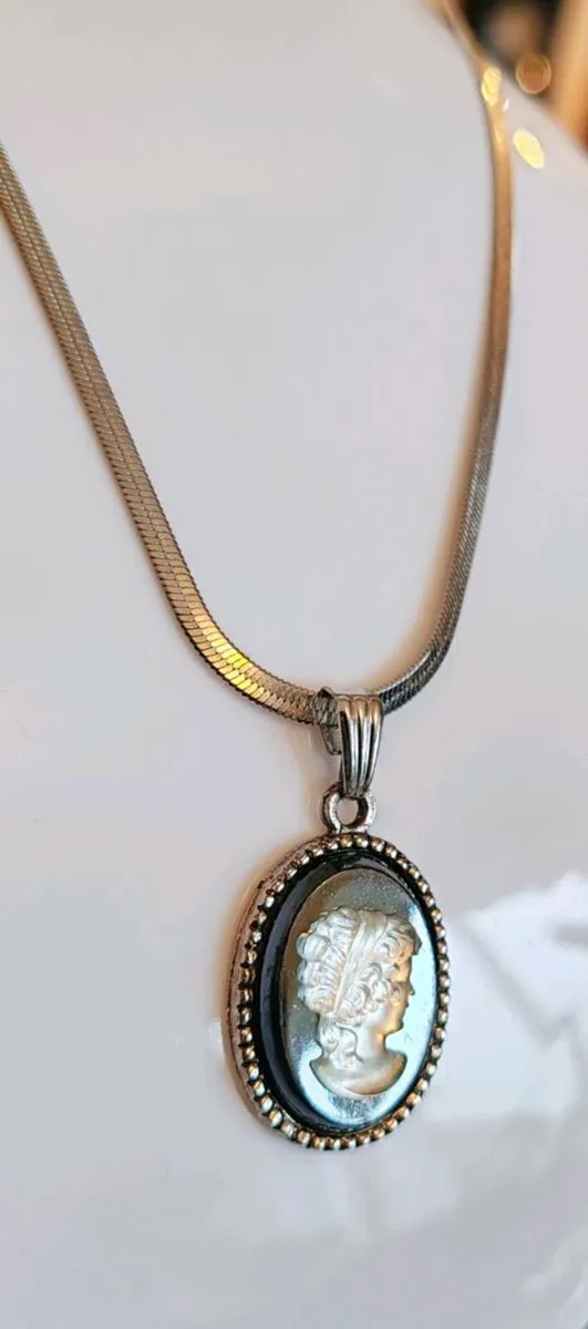 Silvertone Cameo pendant - Image 3