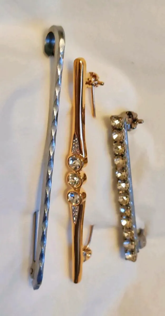 3 Retro silvertone pin brooches - Image 1