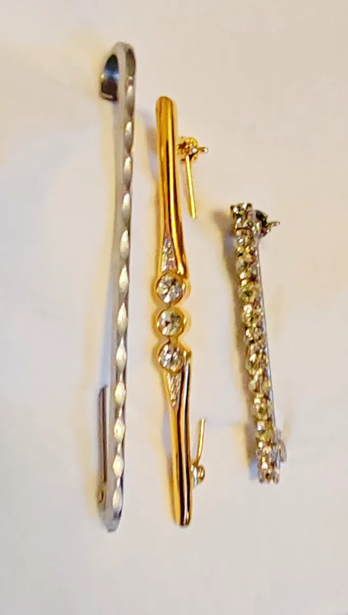 3 Retro silvertone pin brooches - Image 3