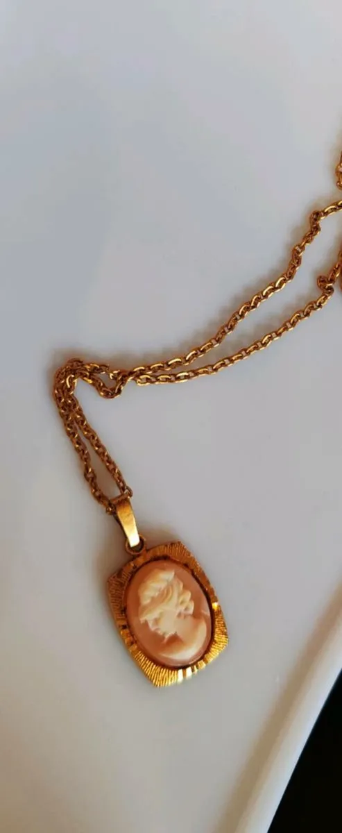 Retro goldtone Cameo pendant - Image 1