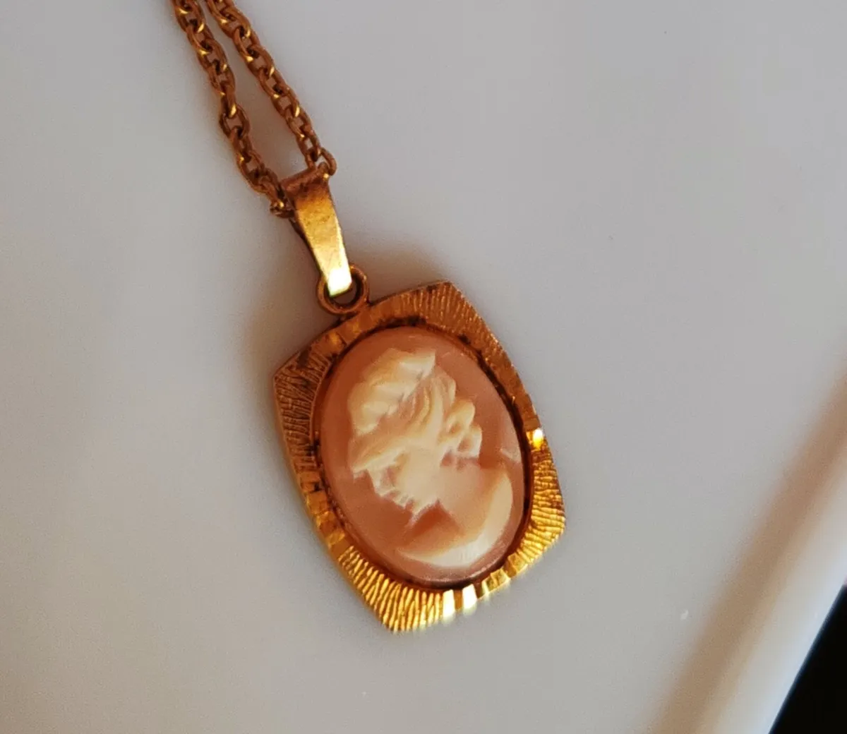 Retro goldtone Cameo pendant - Image 2