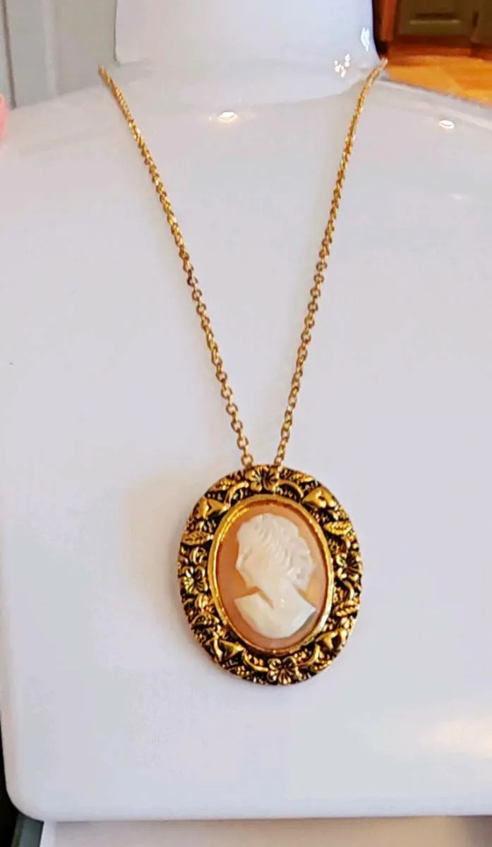 Retro goldtone Cameo pendant - Image 3