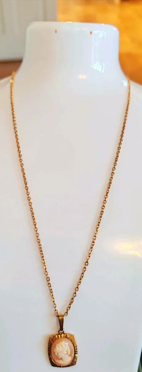 Retro goldtone Cameo pendant - Image 4