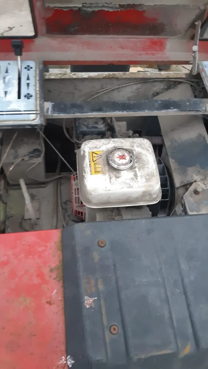 Yard sweeper running - Image 4