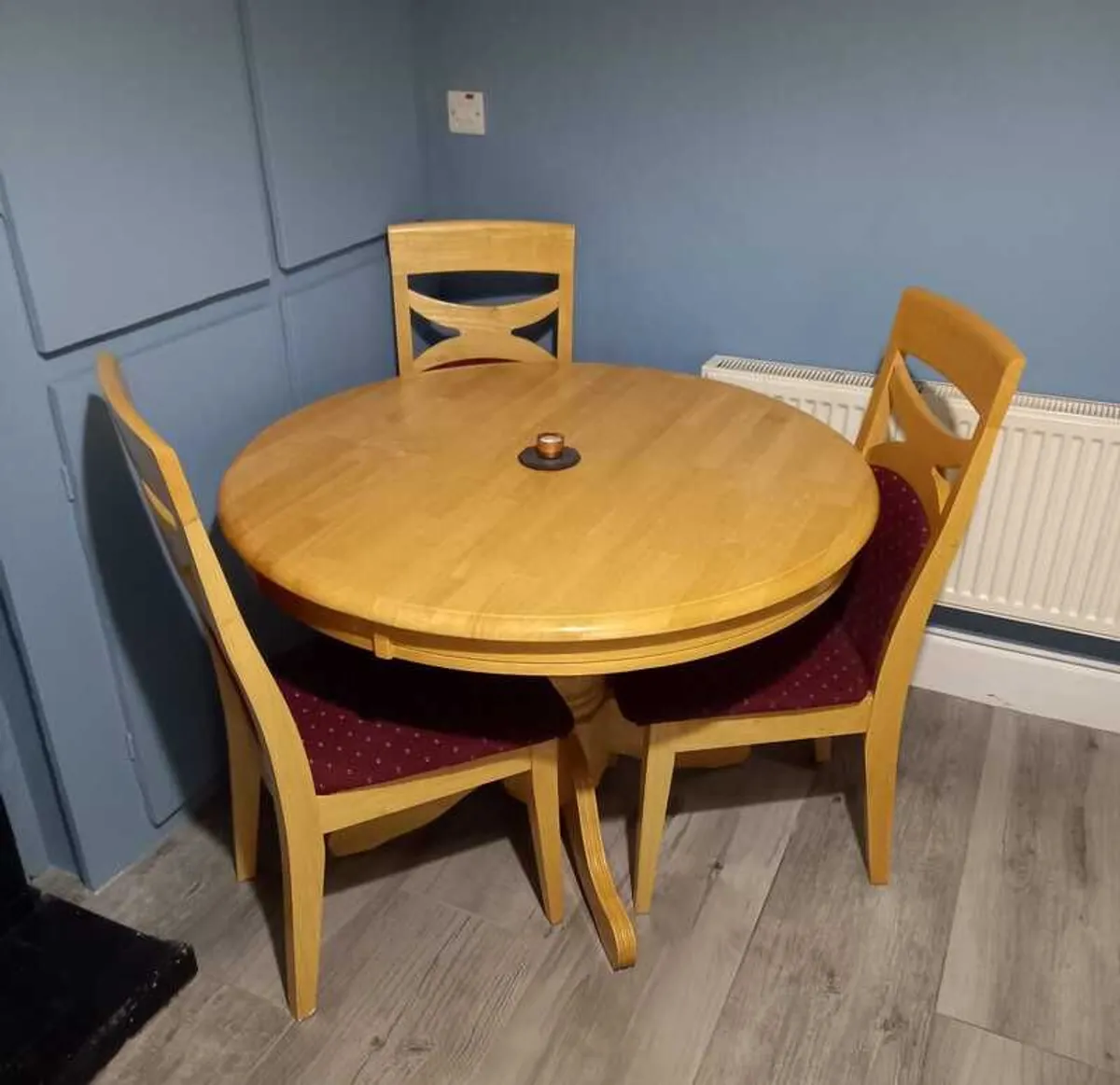 Solid Wooden Table and 6 Dining Chairs (4 seater table extends to 6 seater) - Image 1