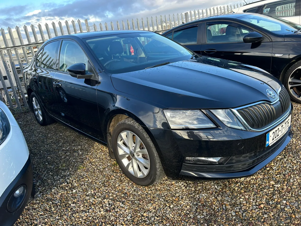 Skoda  Octavia   petrol - Image 1