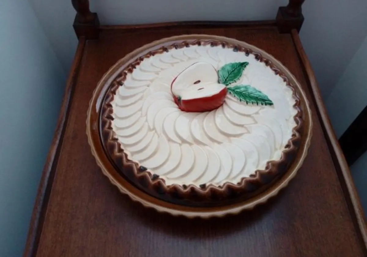 Ceramic Apple Pie Dish with Lid - Image 1