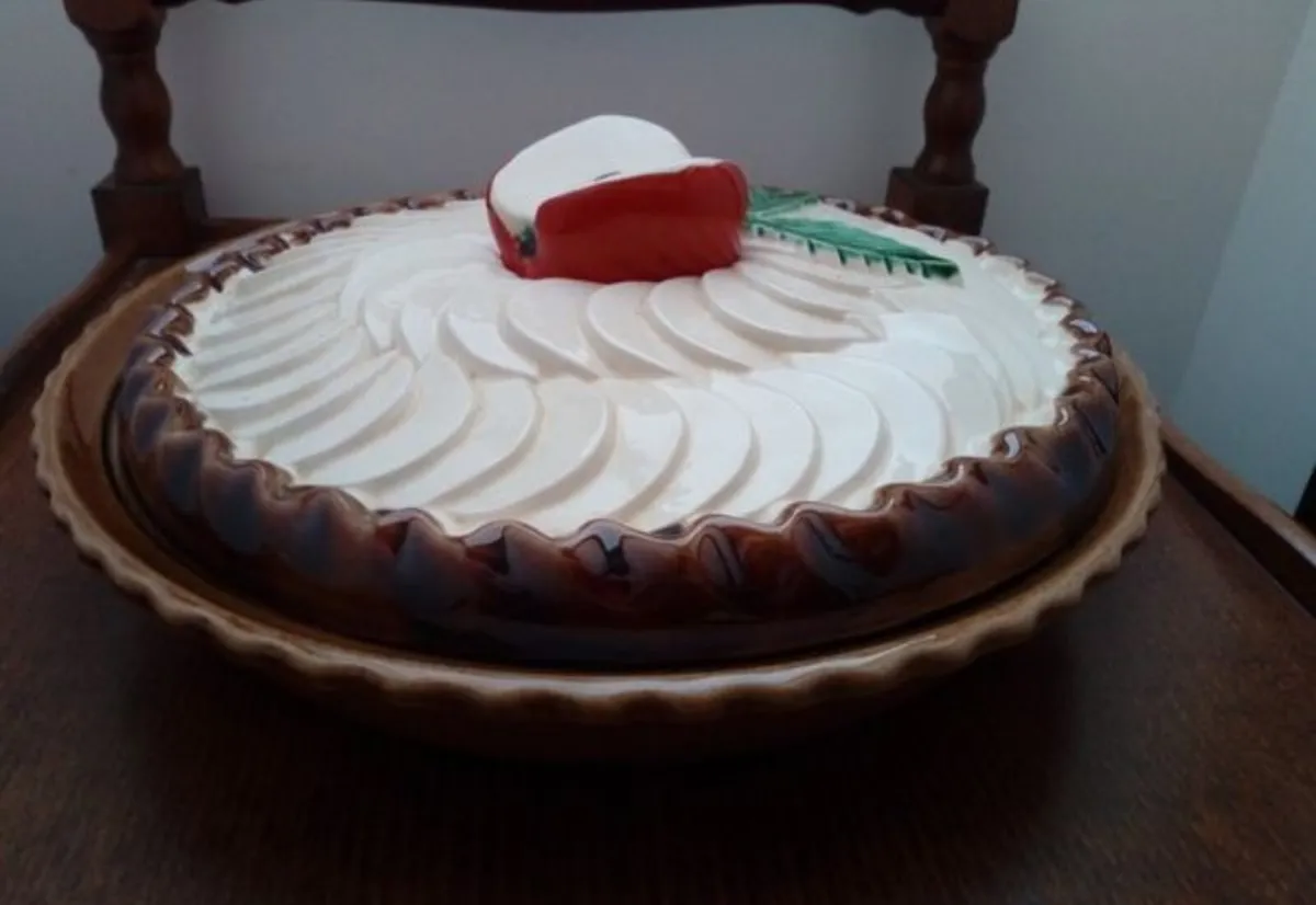 Ceramic Apple Pie Dish with Lid - Image 2