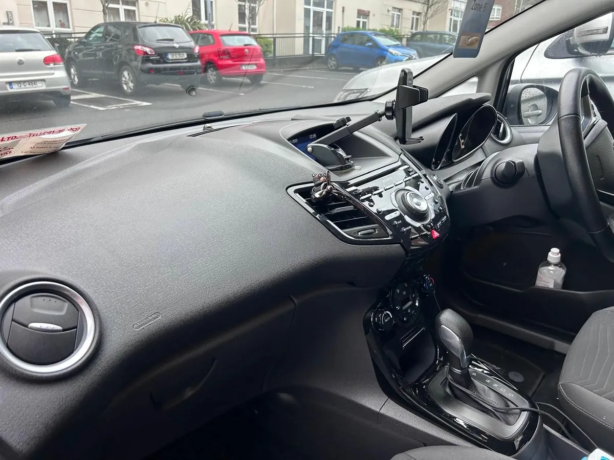 Ford Fiesta 2015 - Image 2