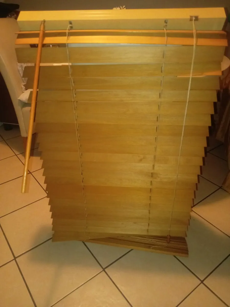 2 inch slat blinds like new - Image 1