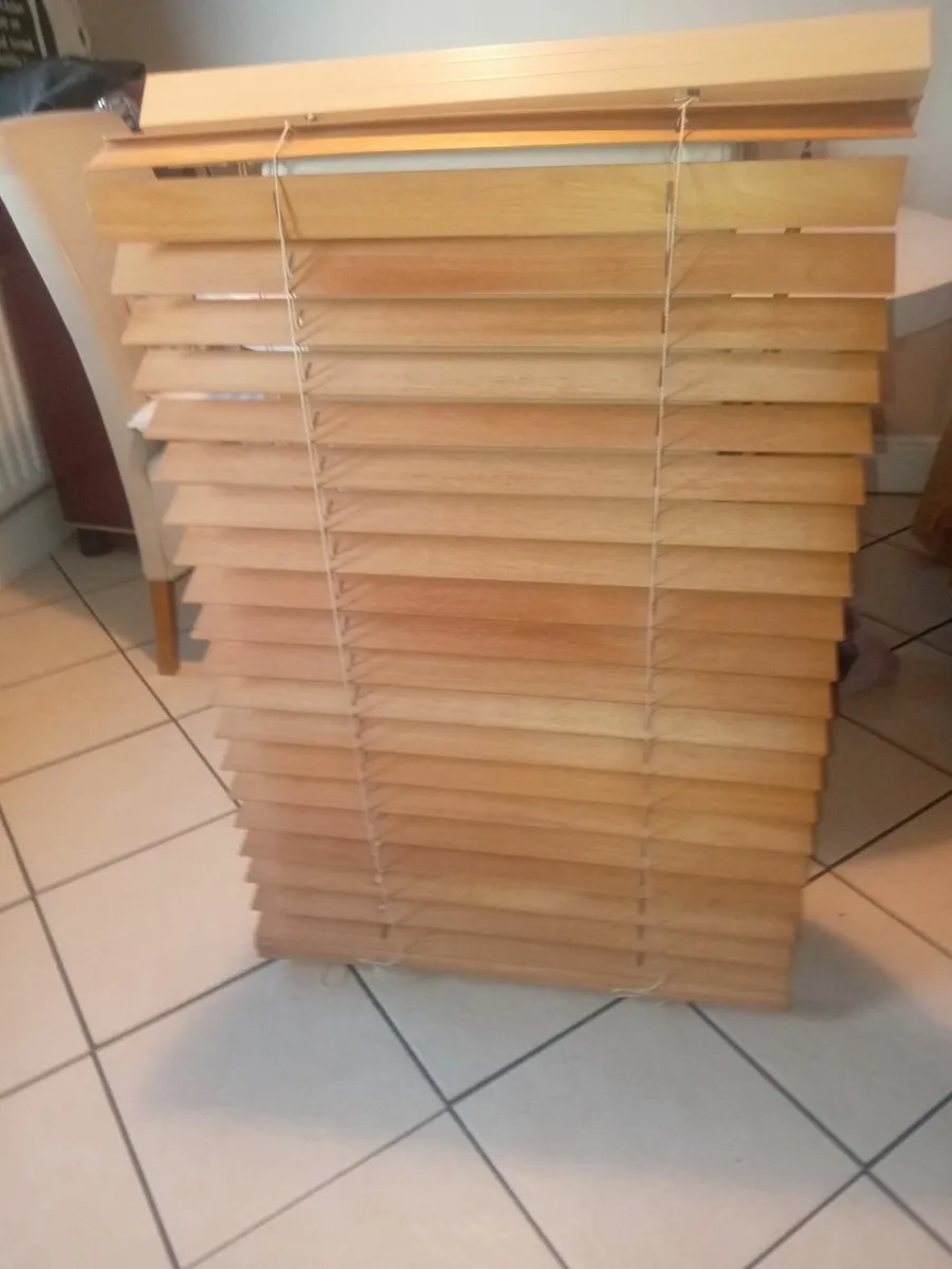 2 inch slat blinds like new - Image 2