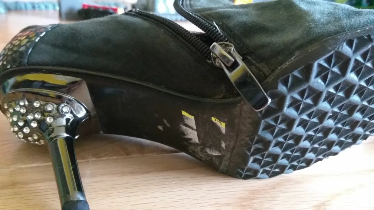 Leather ankle shoes worn with rhinestones - Image 2