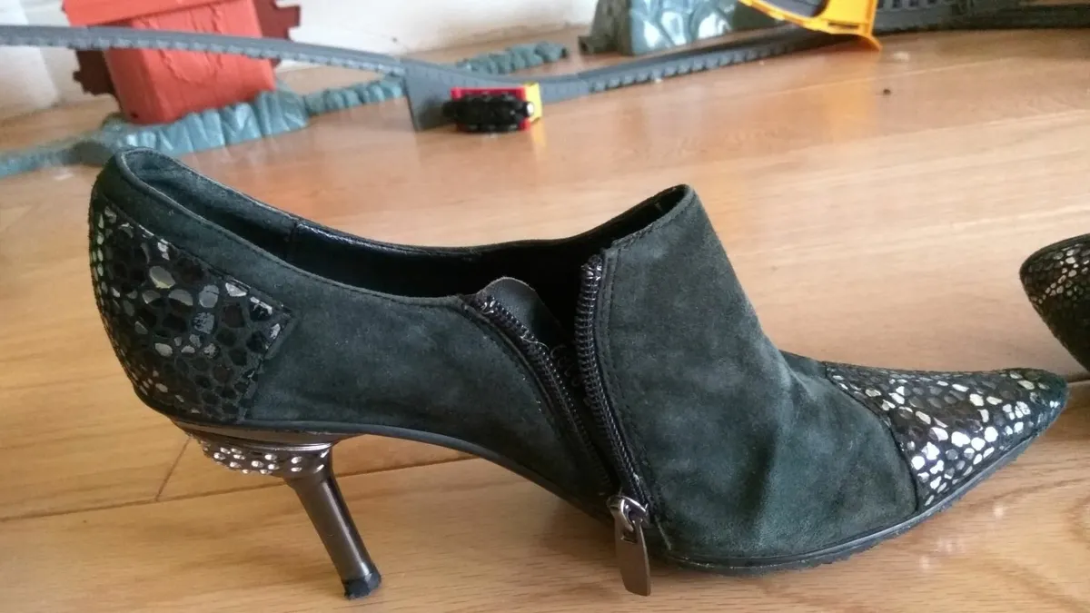 Leather ankle shoes worn with rhinestones - Image 3