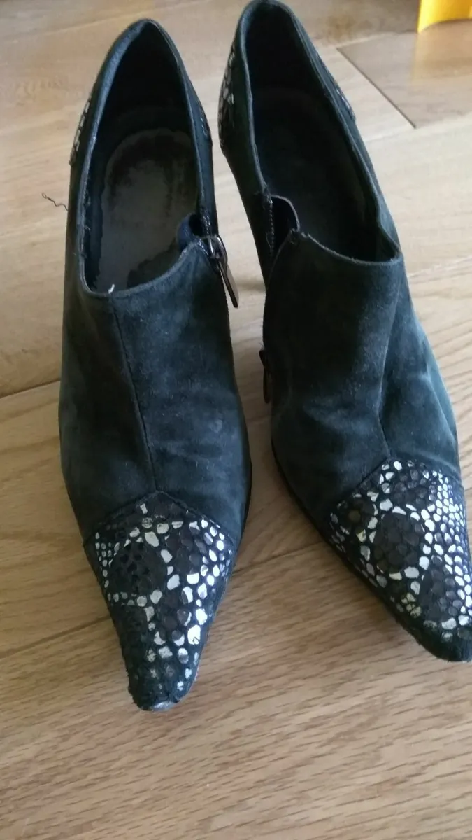 Leather ankle shoes worn with rhinestones - Image 4