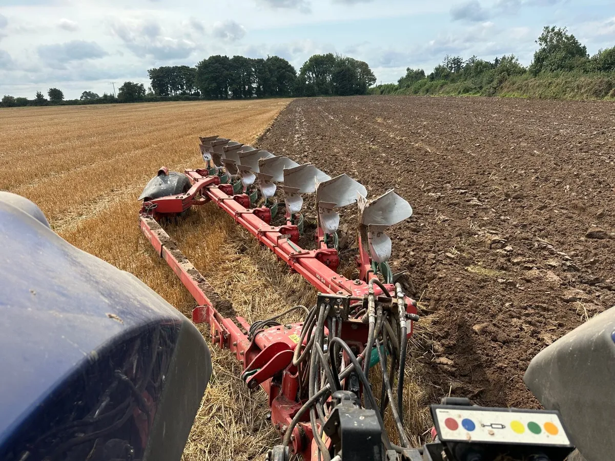 Kverneland PG 8 furrow Plough - Image 1