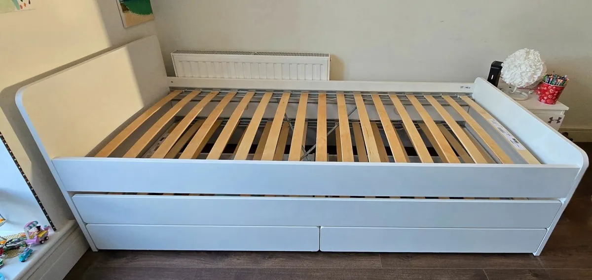 Single bed w/ underbed