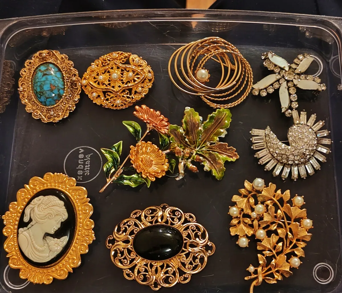 10 retro and vintage brooches - Image 1