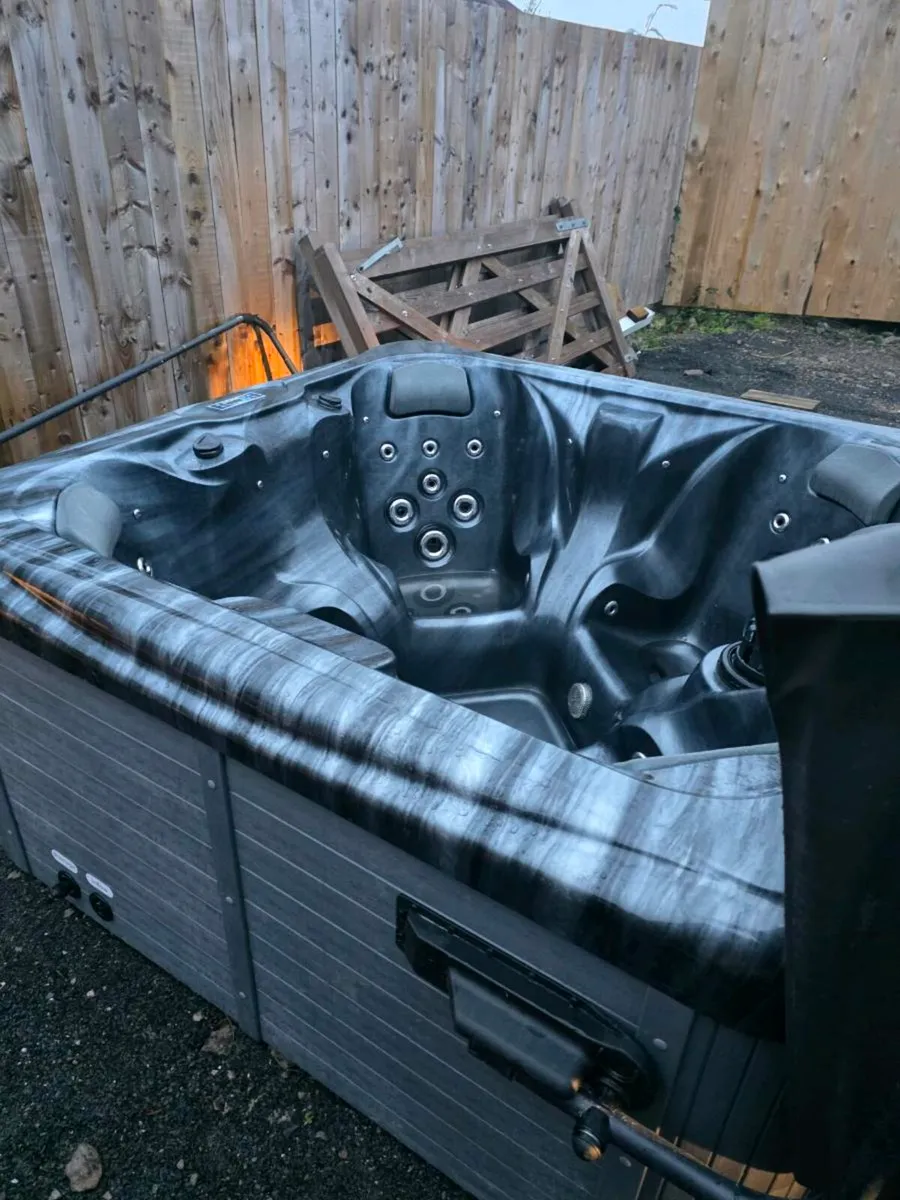 4 person hottub - Image 3