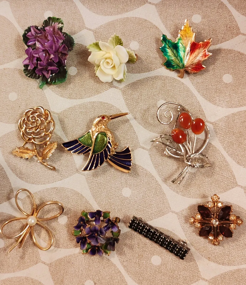 10 retro and vintage brooches - Image 1