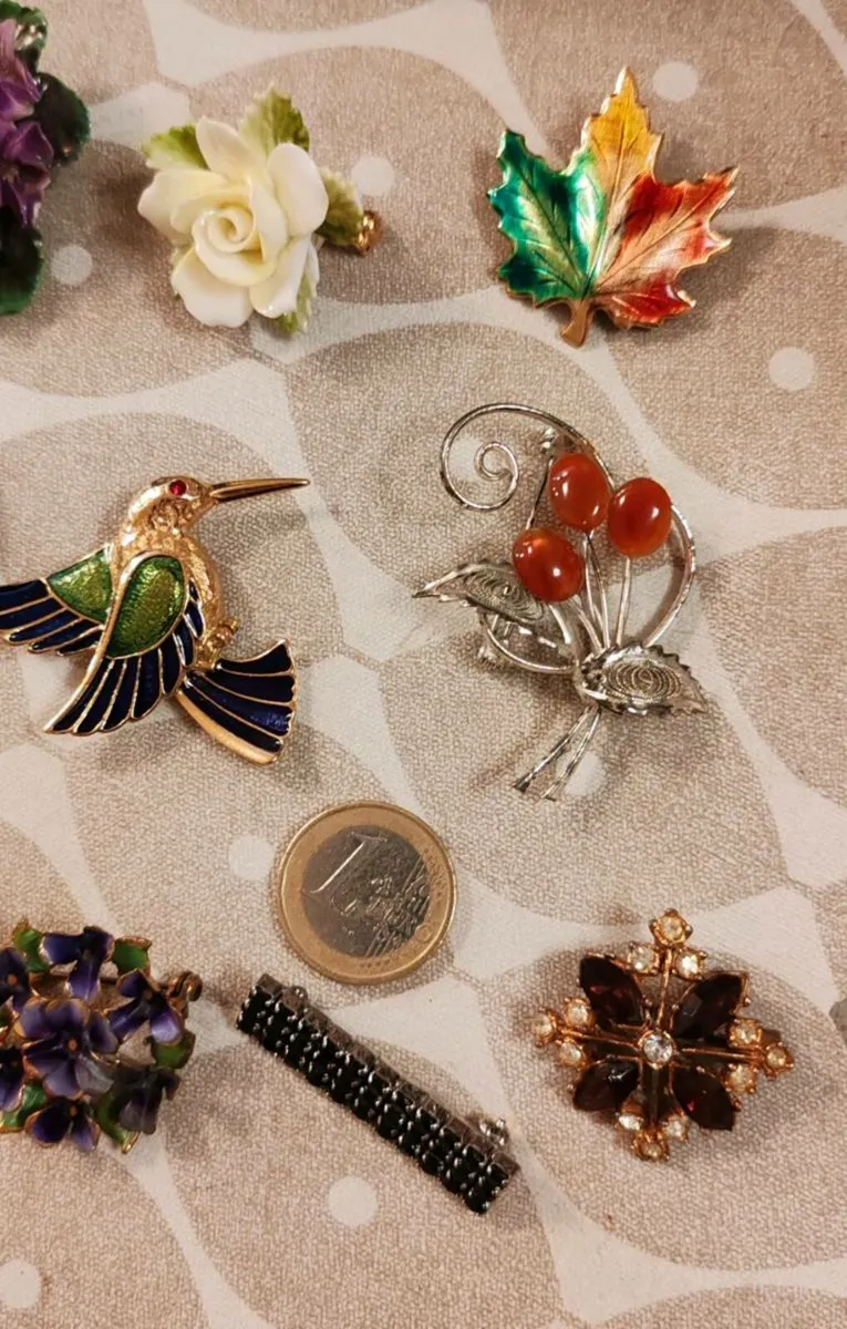 10 retro and vintage brooches - Image 2