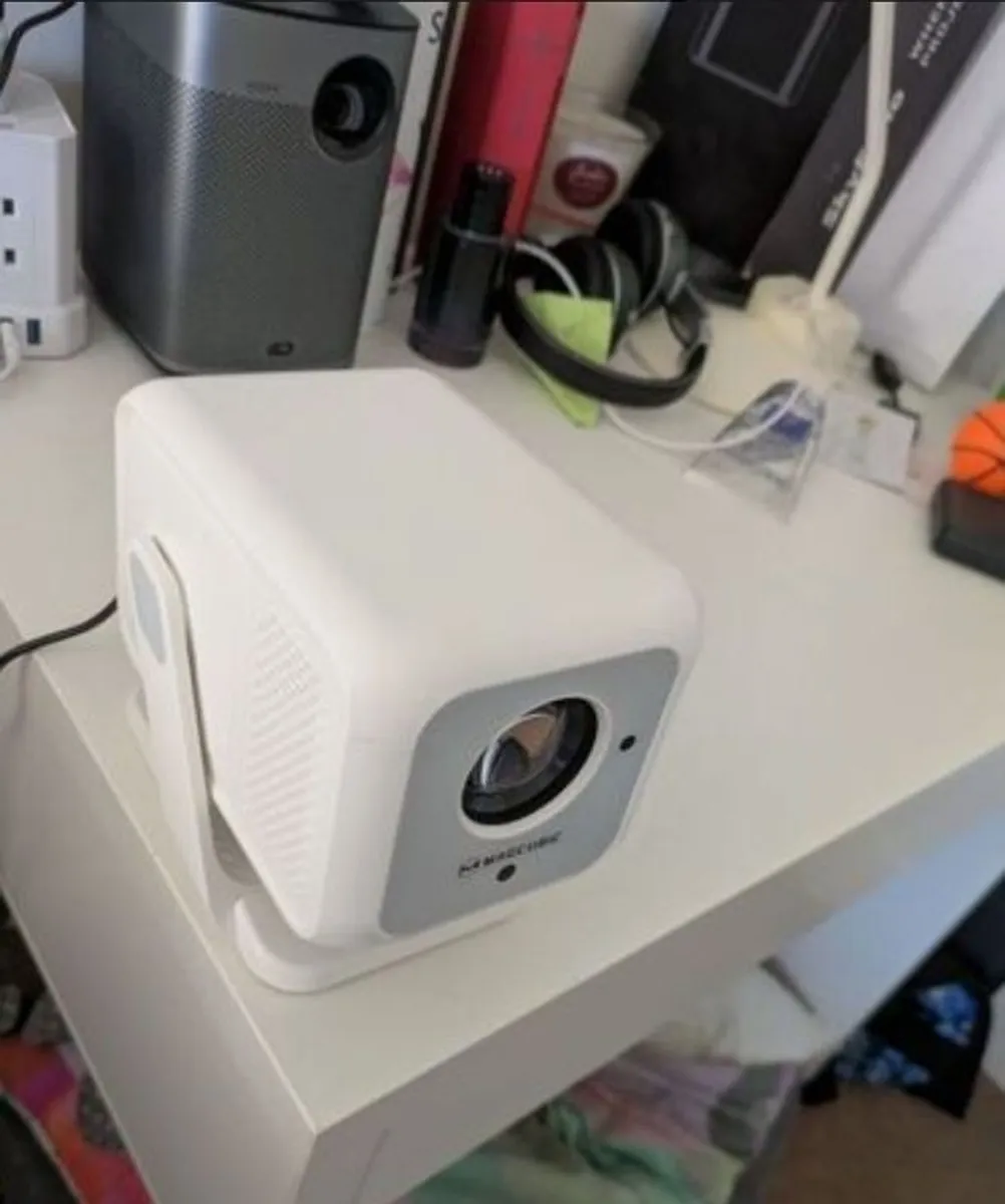 Short Throw Android Projector Autofocus and Keystone Correction - Image 2