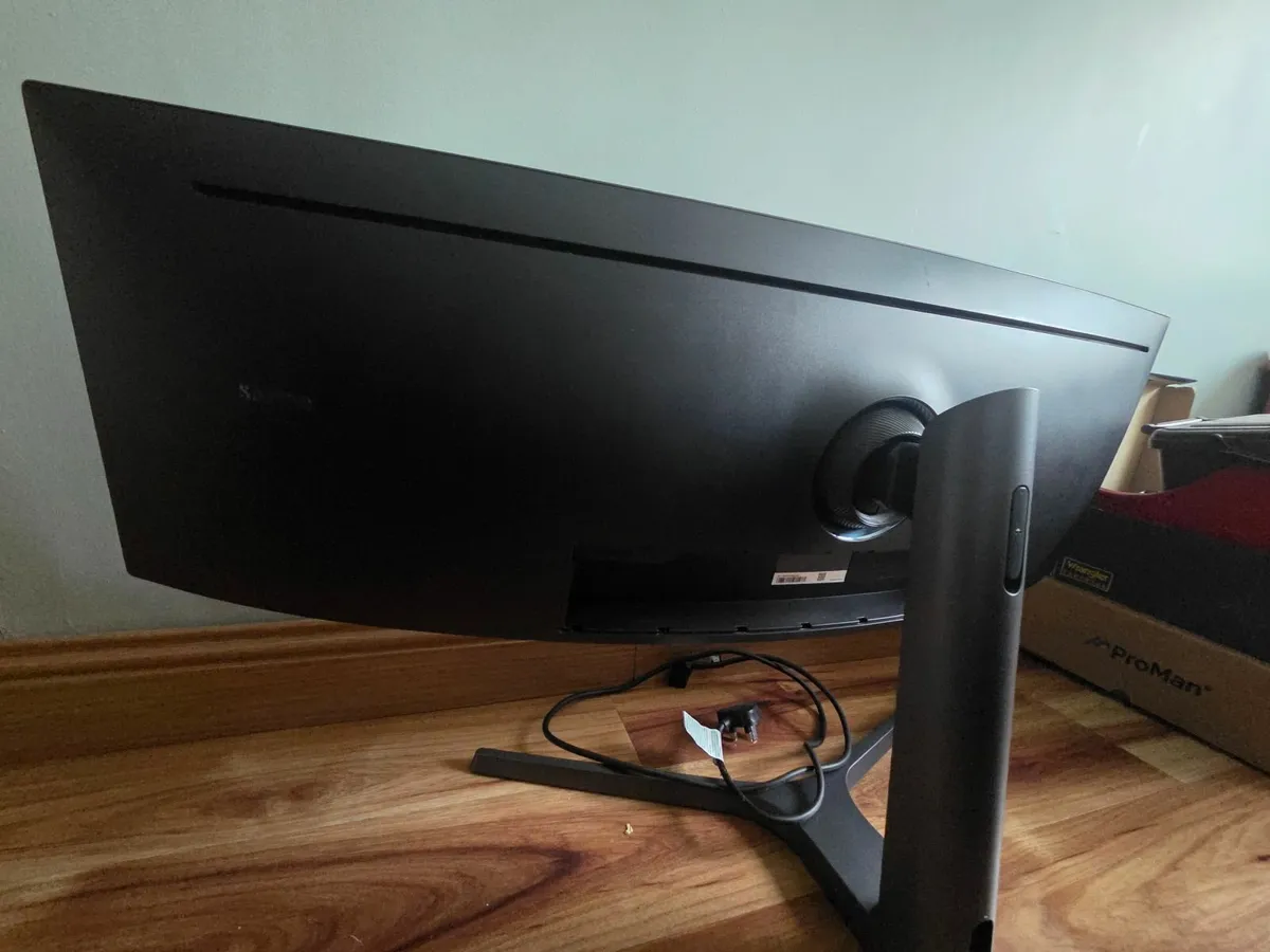 Samsung 49" Odyssey CRG9 Gaming Monitor - Image 2