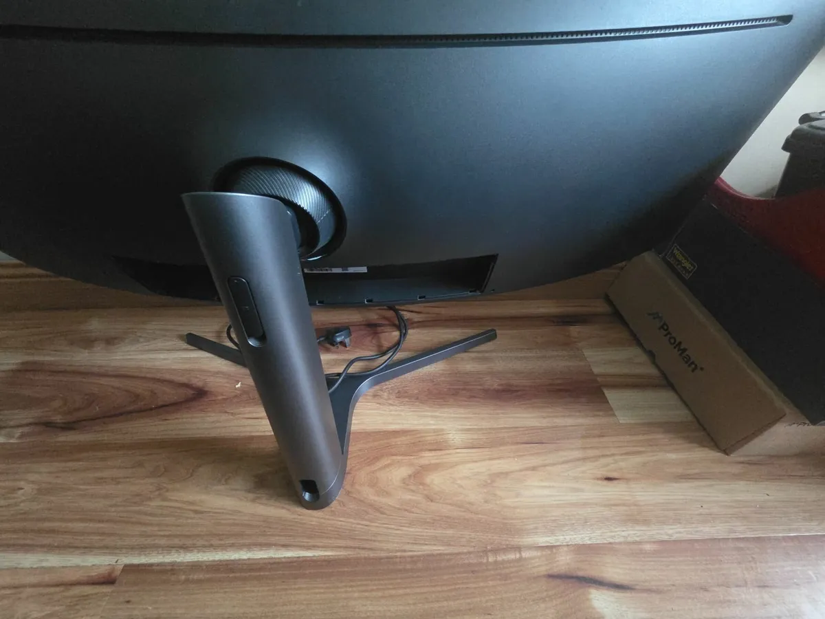 Samsung 49" Odyssey CRG9 Gaming Monitor - Image 3