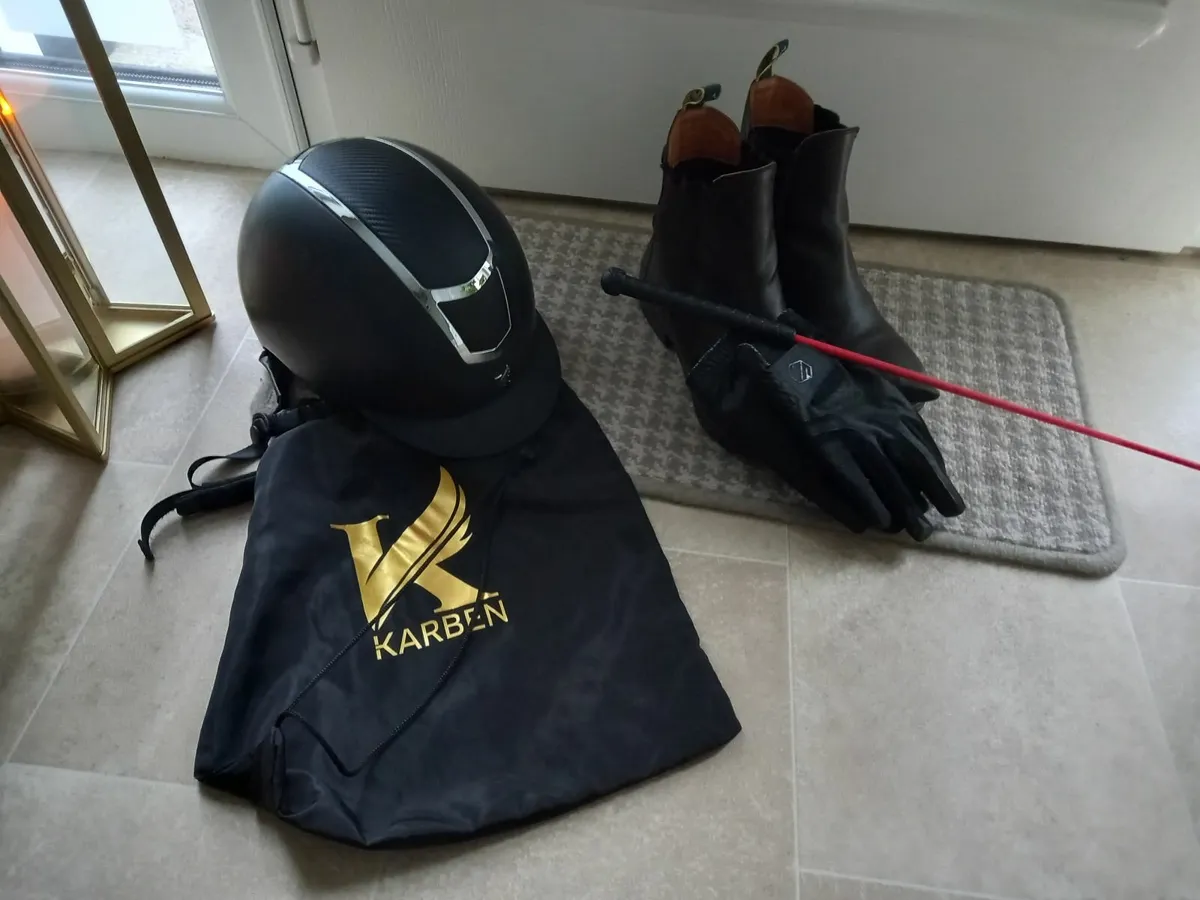 Horse riding equipment - Image 1
