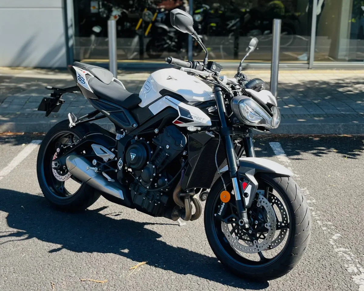 NEW YEAR, NEW DEALS: TRIUMPH STREET TRIPLE R - Image 3