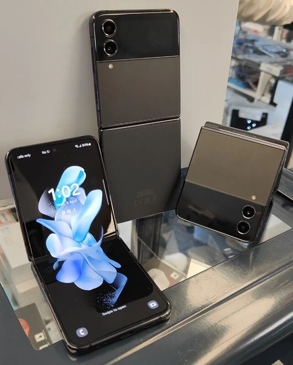 Samsung Galaxy Z-Flip 4 128GB/ 8GB RAM Dual Sim Unlocked (Like New) - Image 2