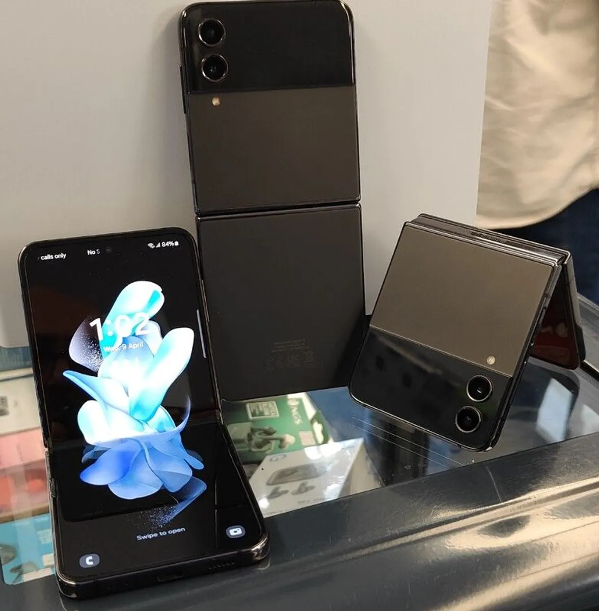 Samsung Galaxy Z-Flip 4 128GB/ 8GB RAM Dual Sim Unlocked (Like New) - Image 1