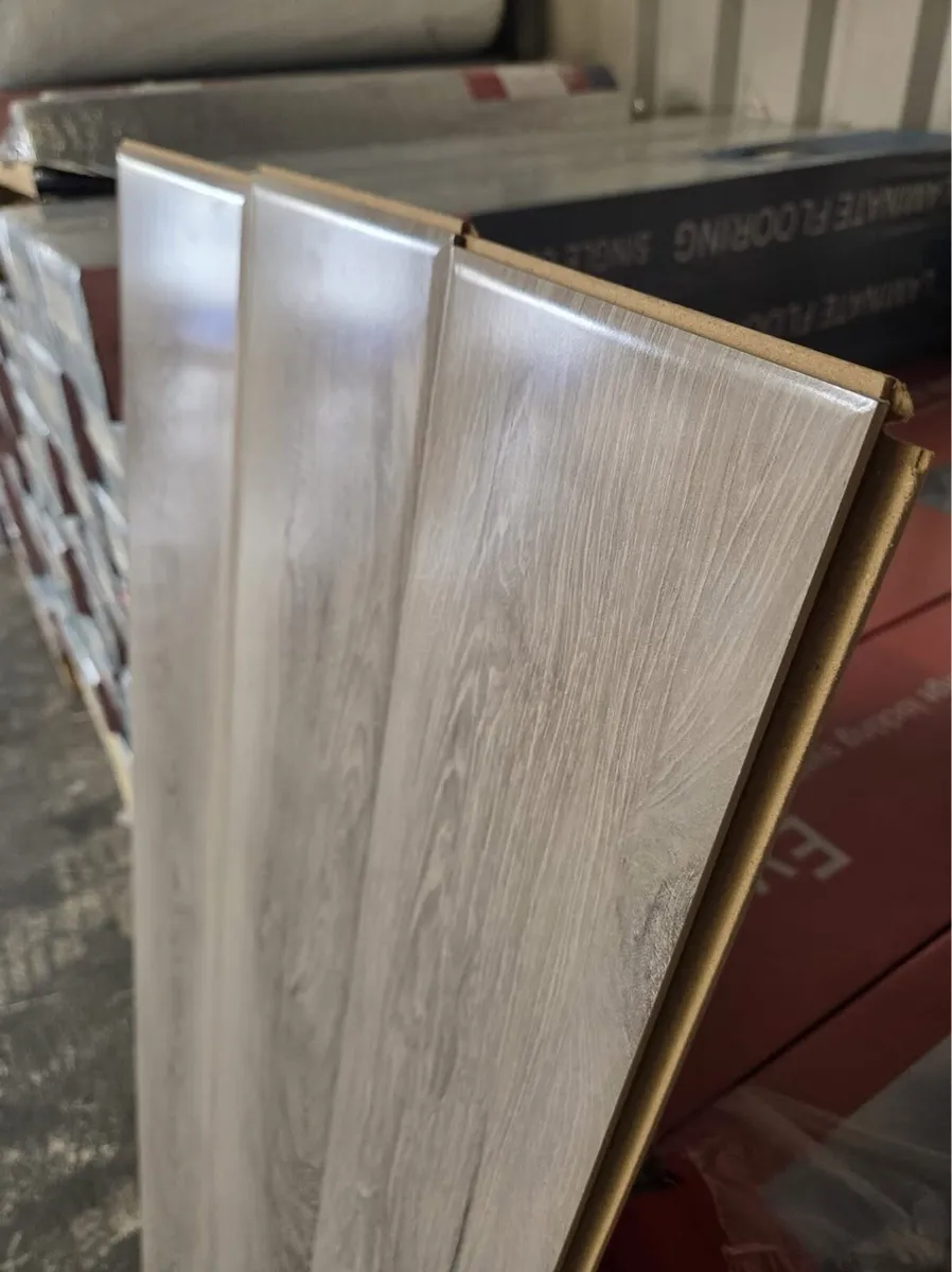 12mm high gloss  laminate flooring - Image 4
