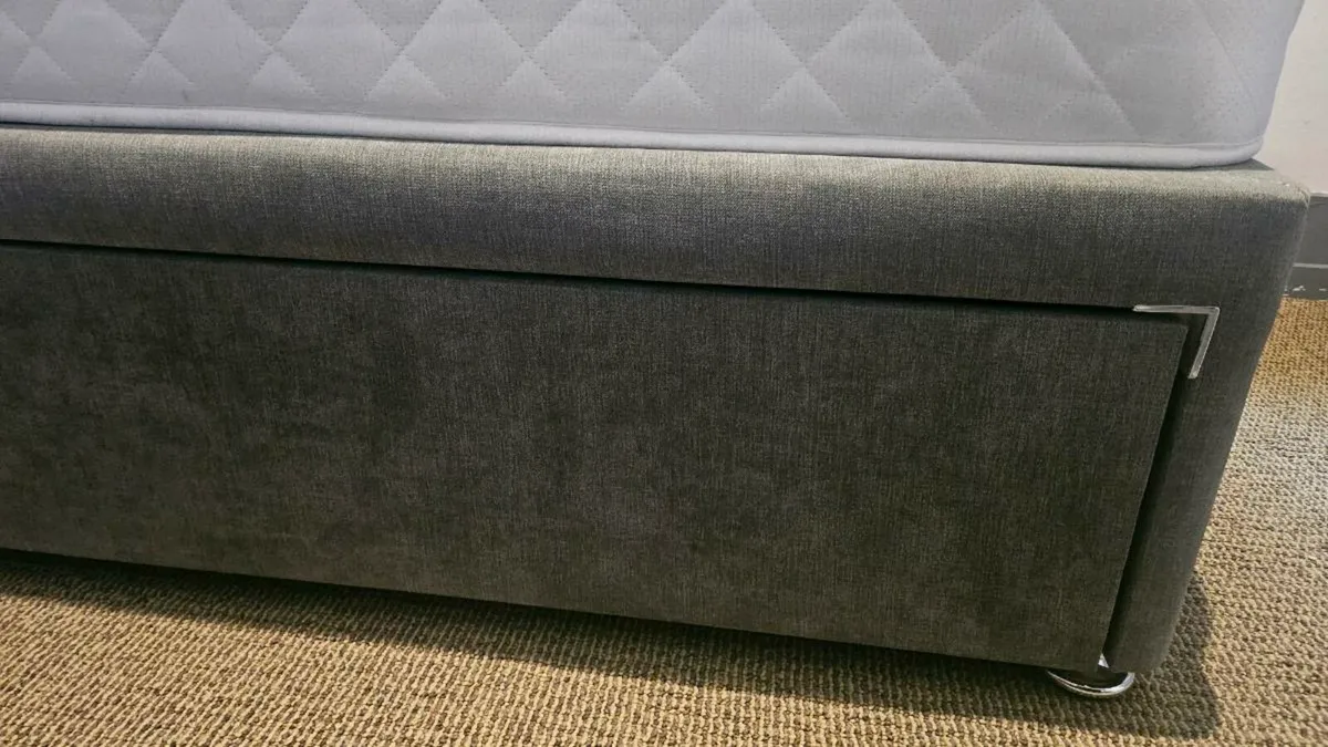 Single divan base with mattress - Image 1