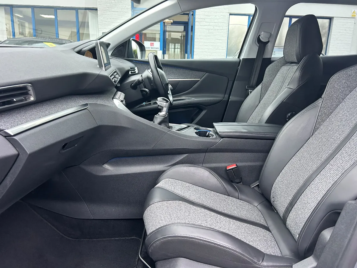 2018 PEUGEOT 3008 1.2 PETROL ALLURE LOW KMS - Image 4