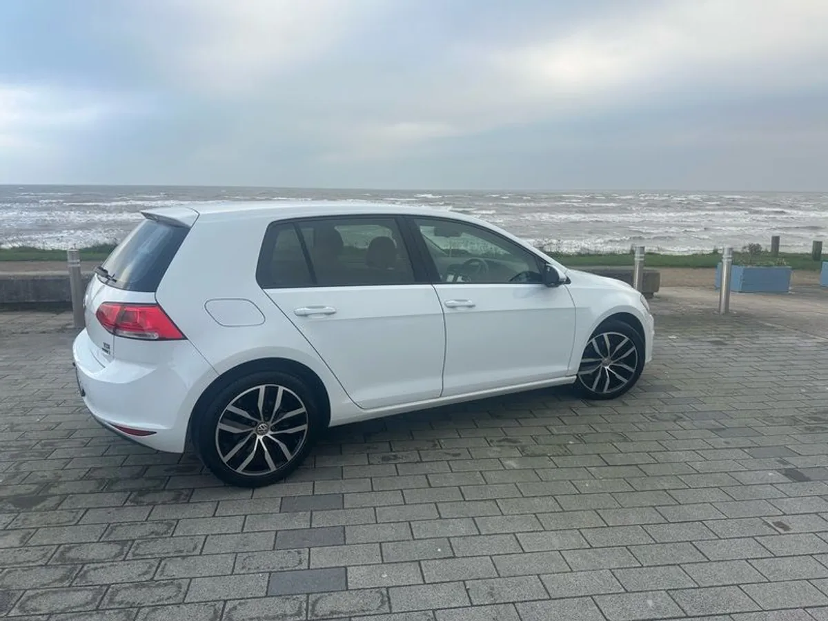 Volkswagen Golf Highline 2015 - 1.4L 77k KMS - Image 1