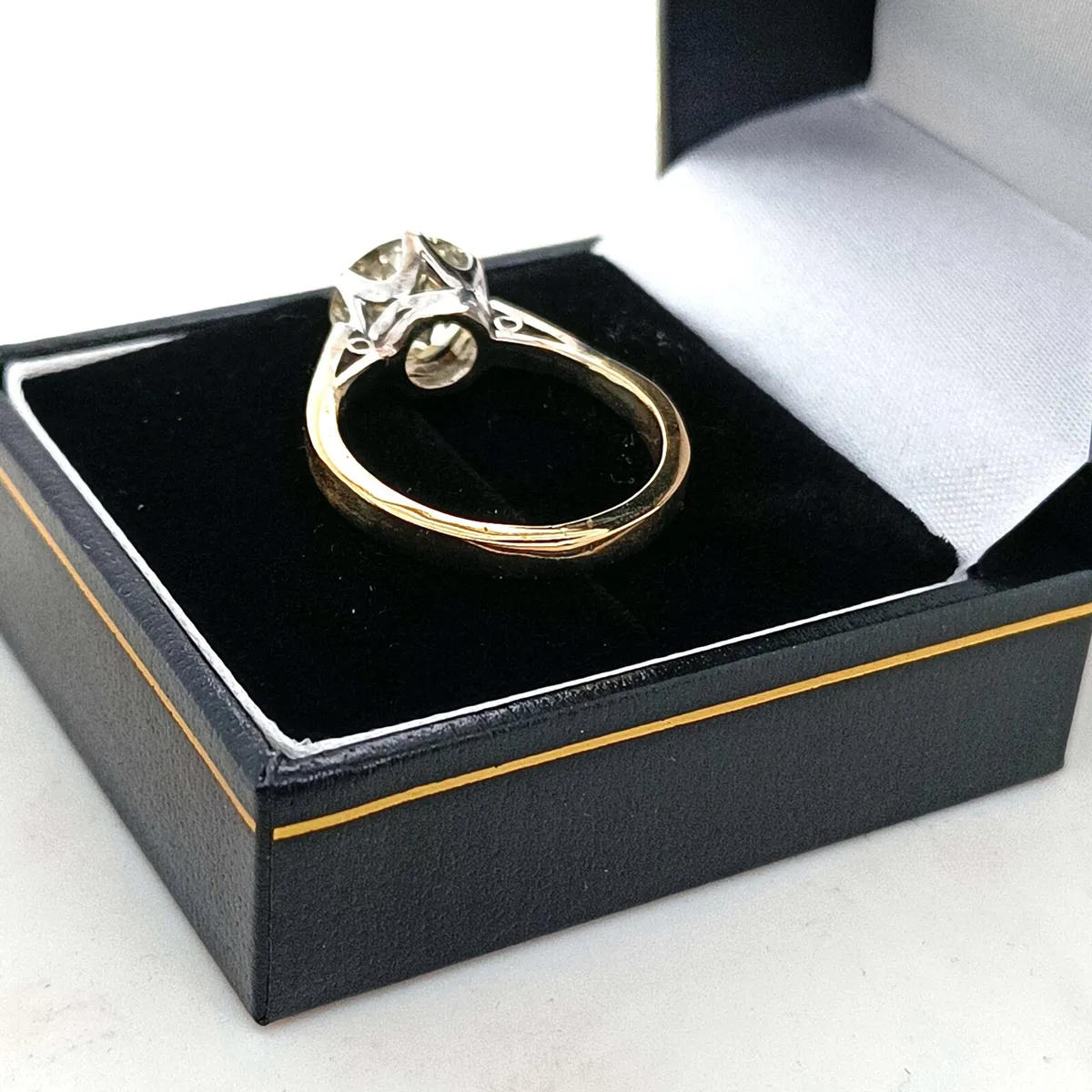 3 ca Round Cut Diamond Solitaire Ring,18k Gold - Image 3