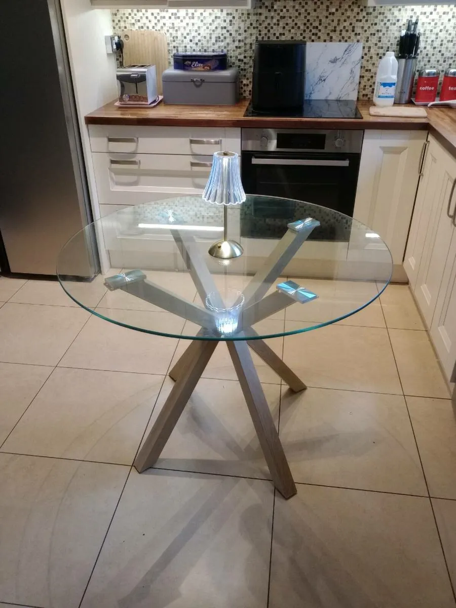 Sophisticated glass dinning table - Image 1