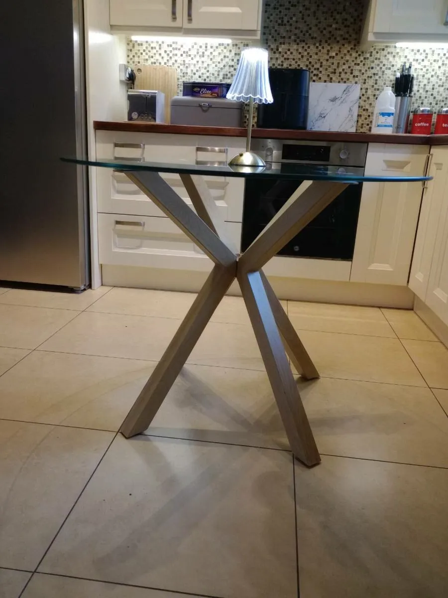 Sophisticated glass dinning table - Image 2