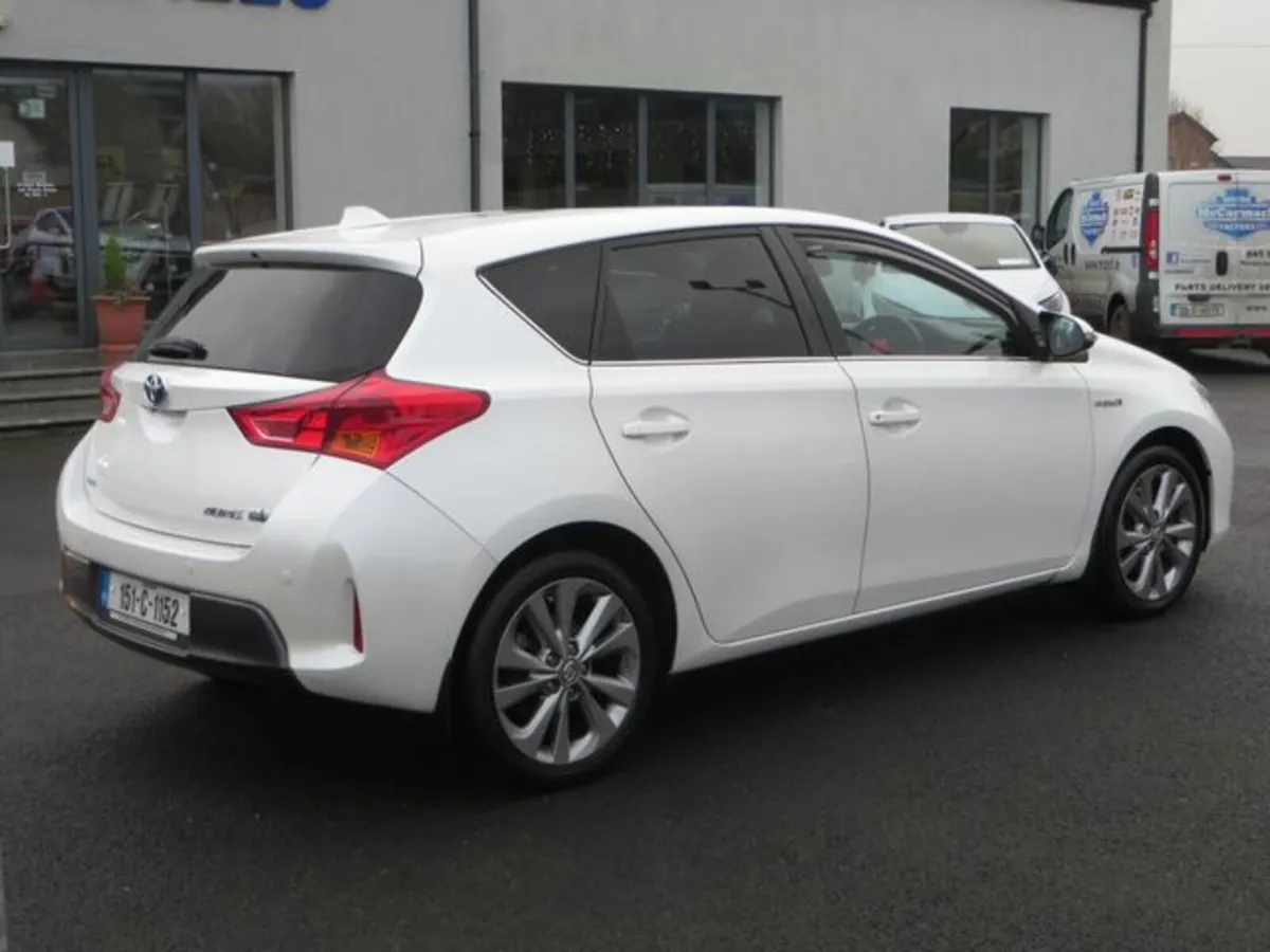 Toyota Auris 1.8 5DR LUX - Image 3