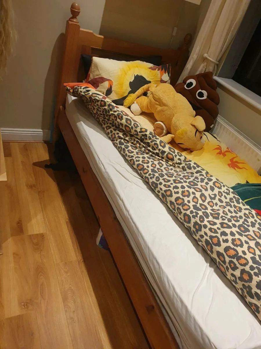 Single bed - Image 2