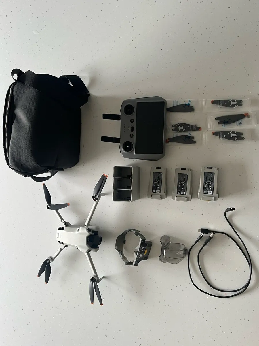 DJI MINI 4 PRO FLY MORE  COMBO